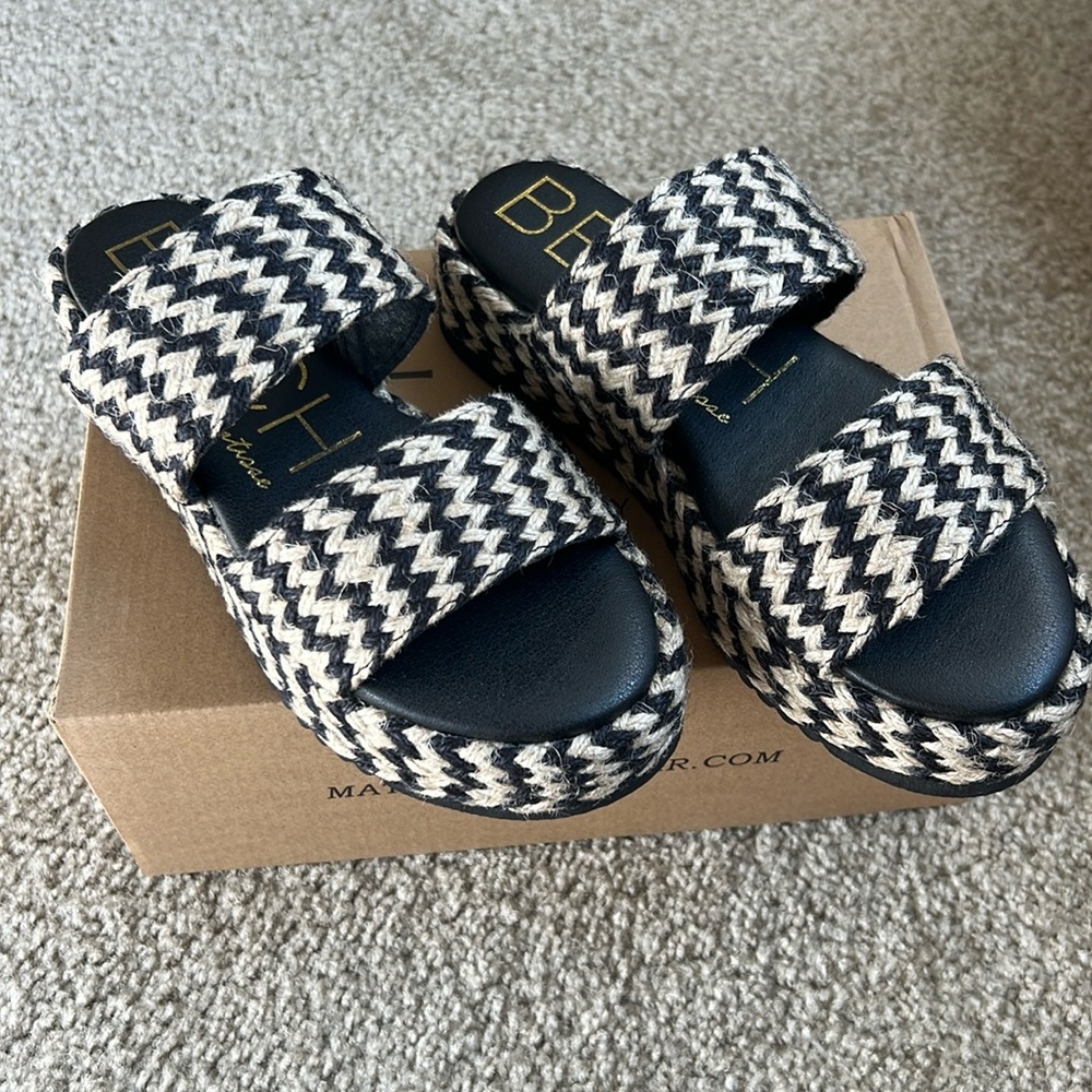 New black and tan BEACH by Matisse sandals